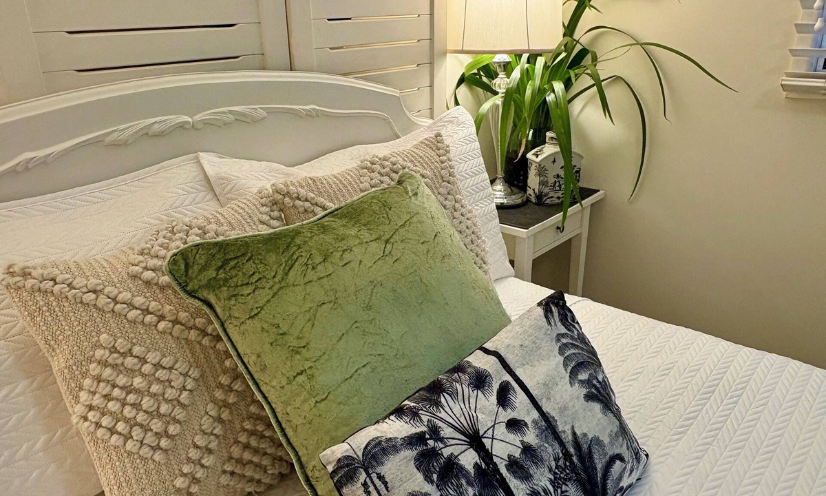 Kenmore Apartment | Leafy Kenmore Sanctuary with Private Garden Patio