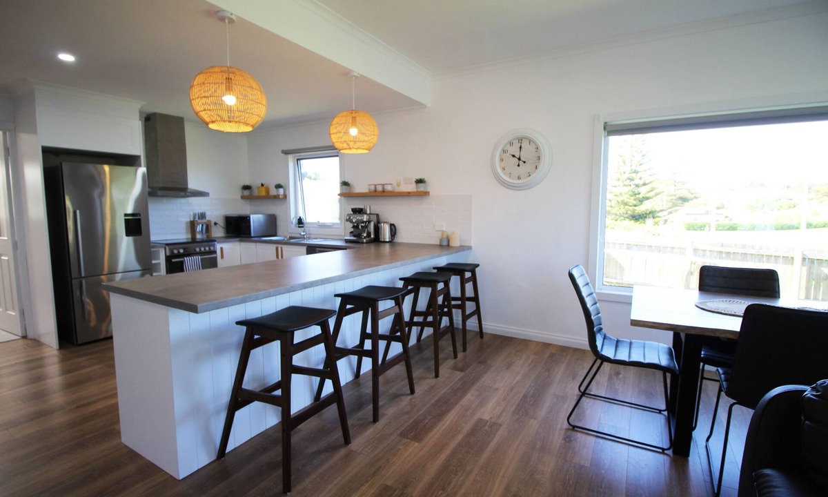 Currie House | Light and bright quality accommodation walking distance to town.
