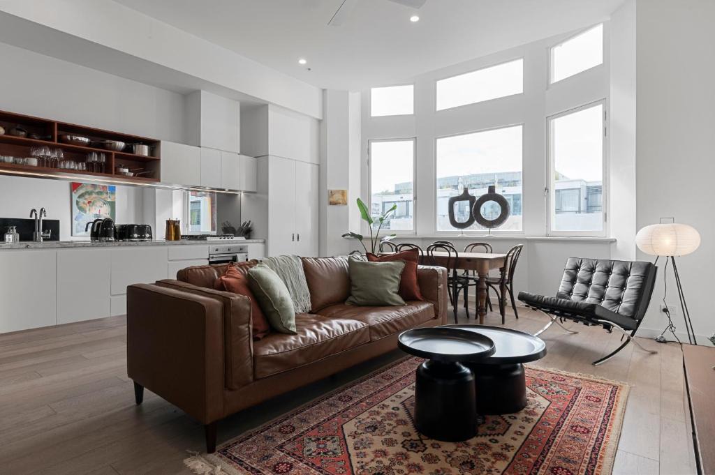 Fitzroy Apartment | Light-filled Heritage Building - Smith St