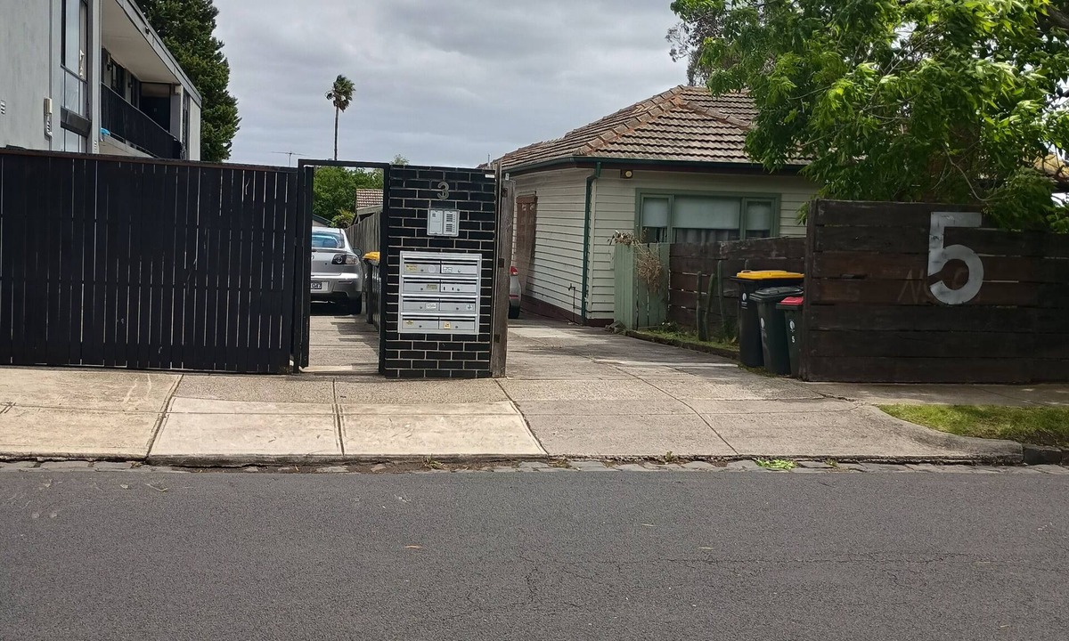 Brunswick West Condo | Light filled unit overlooking park. Five min walk to transport & entertainment.