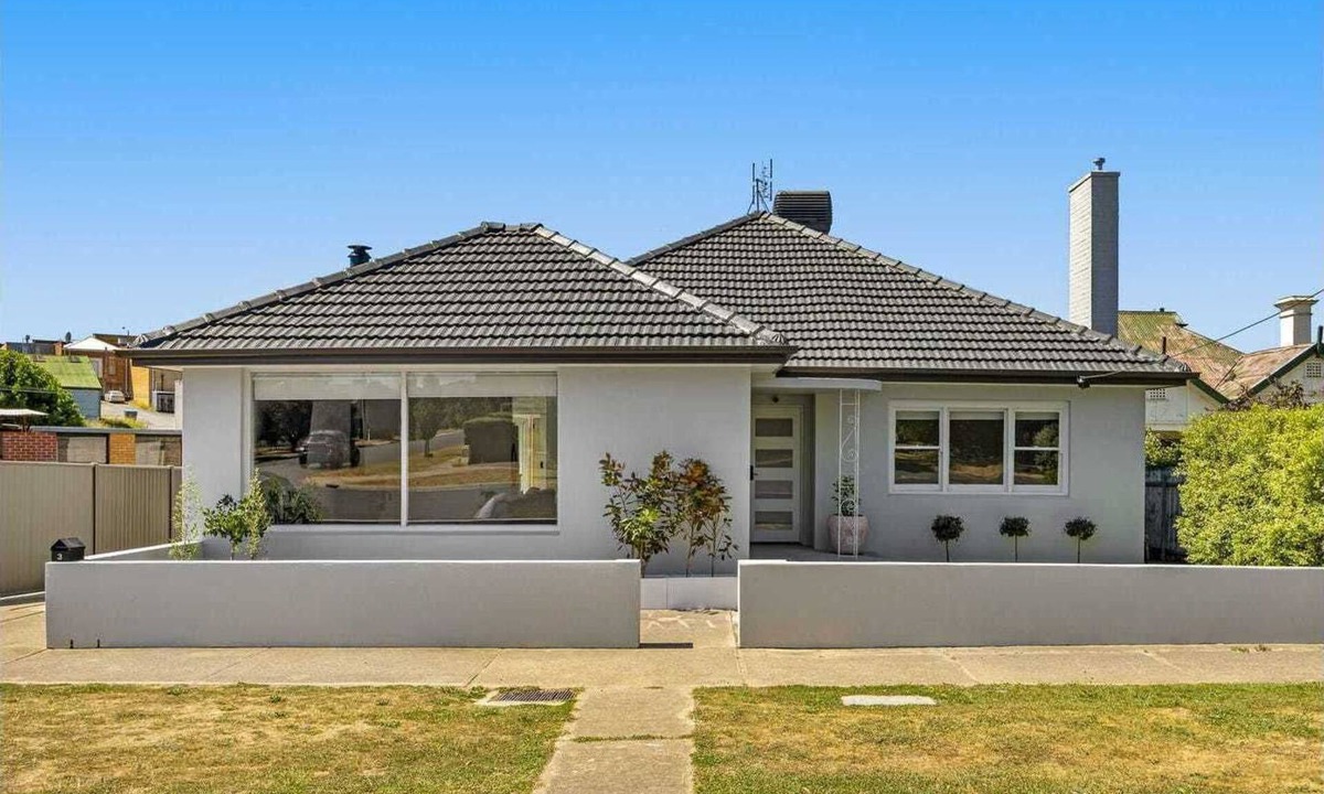 Ararat House | LOCATION - Enjoy this amazing 3 bedroom 2 lounge home while staying in Ararat!