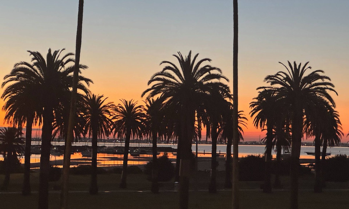 St Kilda West Apartment | Location Location Location. Everything St Kilda offers is here