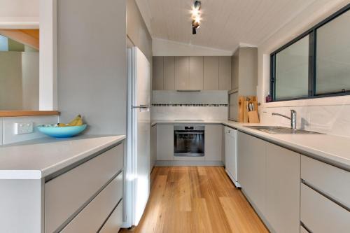 Mollymook Beach House | Lockhart Leafy Cottage - walk to Mollymook Beach