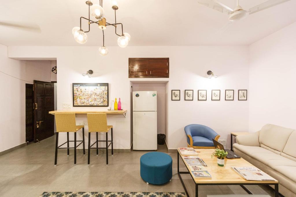 Vasanth Nagar Hostel | Locul Uptown - Near Bangalore Palace Grounds