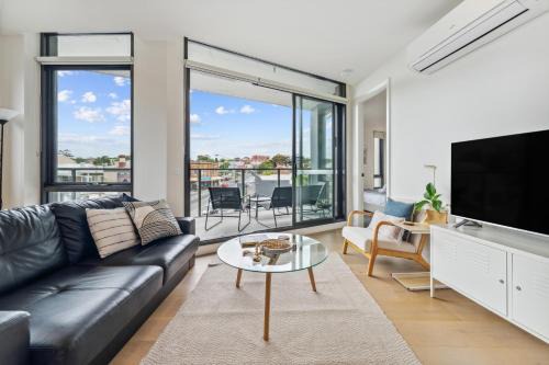 Travancore Apartment | Long Bookings Welcome - Light Filled 2BR Apt with Balcony
