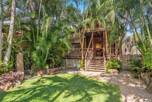 Belongil House | Longhouse - spacious 4 BR Belongil Beach retreat