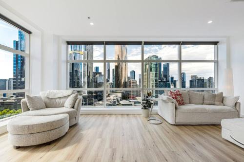 Melbourne Central Business District Apartment | Lumina - Panoramic River & Skyline Outlook with Pool