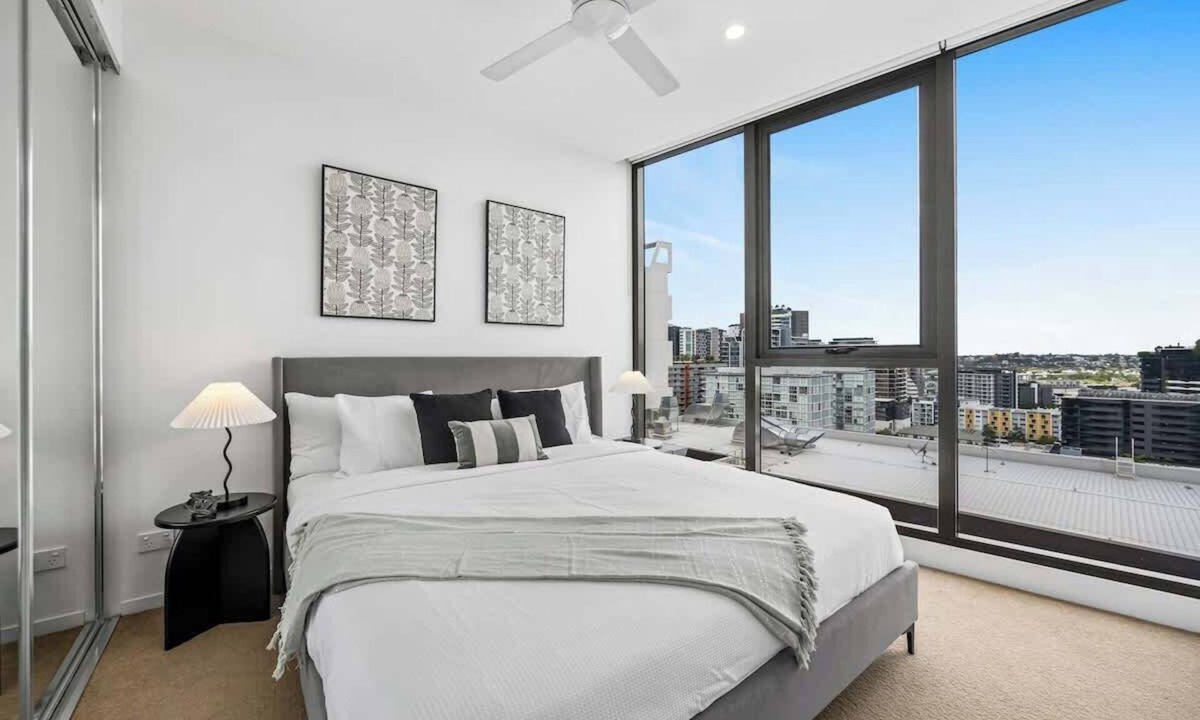 Newstead Apartment | Lux 17th Floor apt. w/King Beds, Gym & Parking