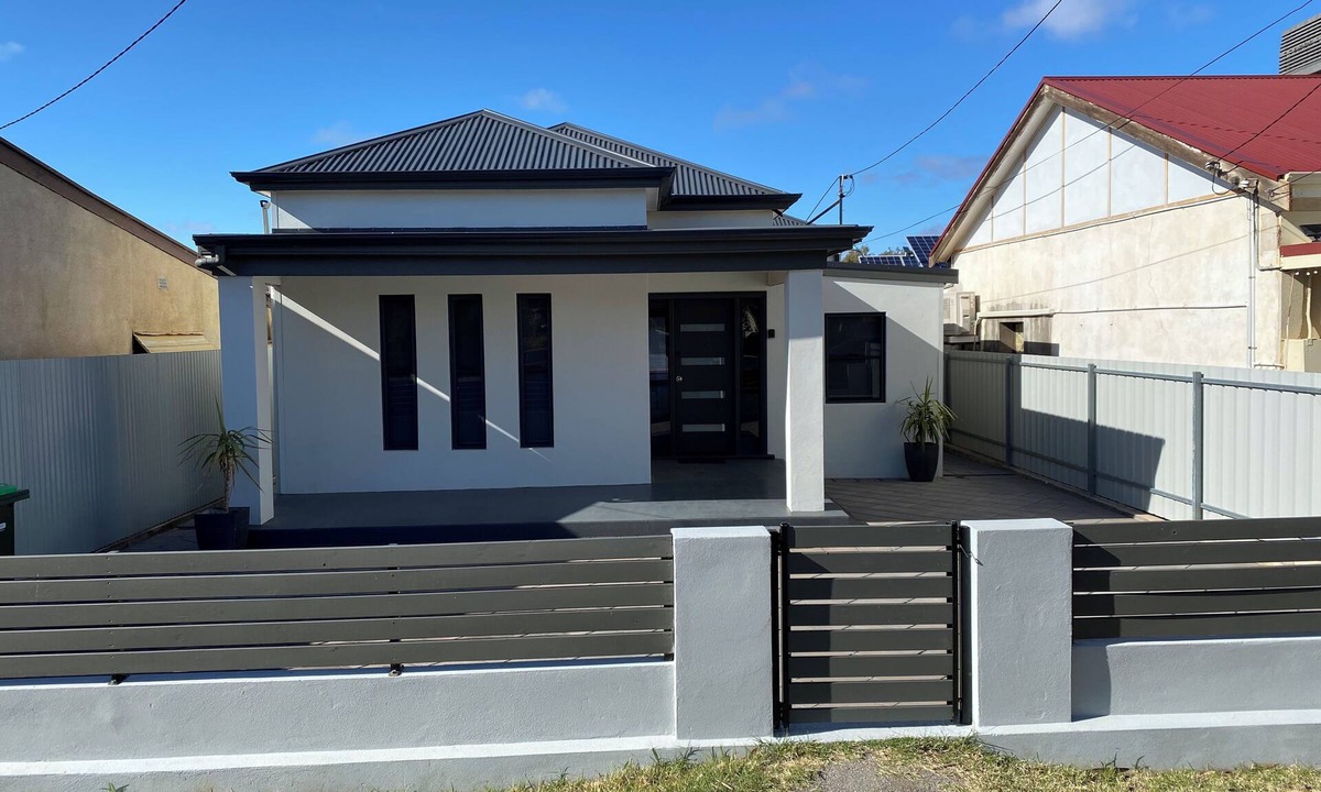 Broken Hill House | Lux Modern 4 Bedroom home 3 minuts to all Sopping centres