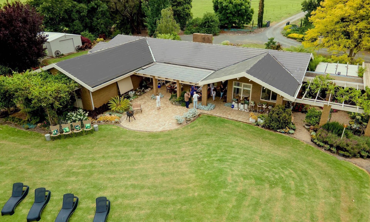 Orbost House | Luxe 2 Bedrooms Spacious Private Home Serenity & Views + Breakfast Hamper
