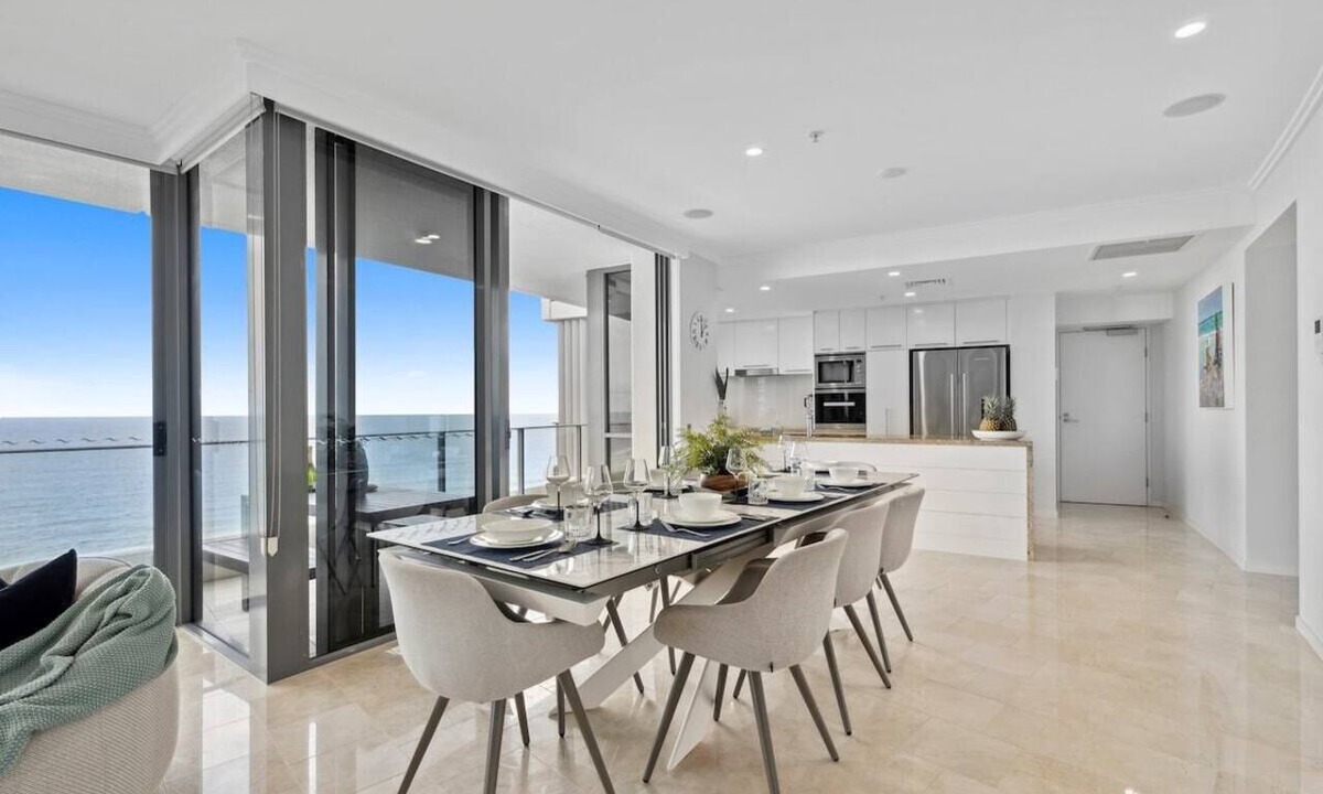 Broadbeach Apartment | Luxe 3 Bd Beachfront Broadbeach, Pool,Gym,Sauna