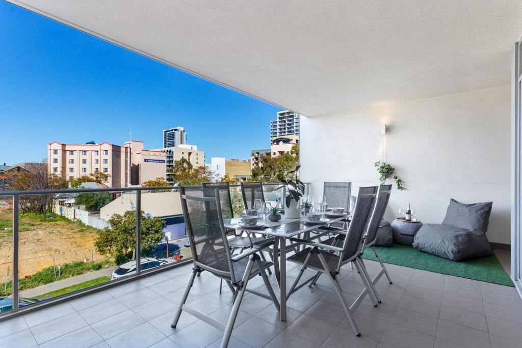 East Perth Apartment | Luxe Chic 3BR Apt City Skyline views