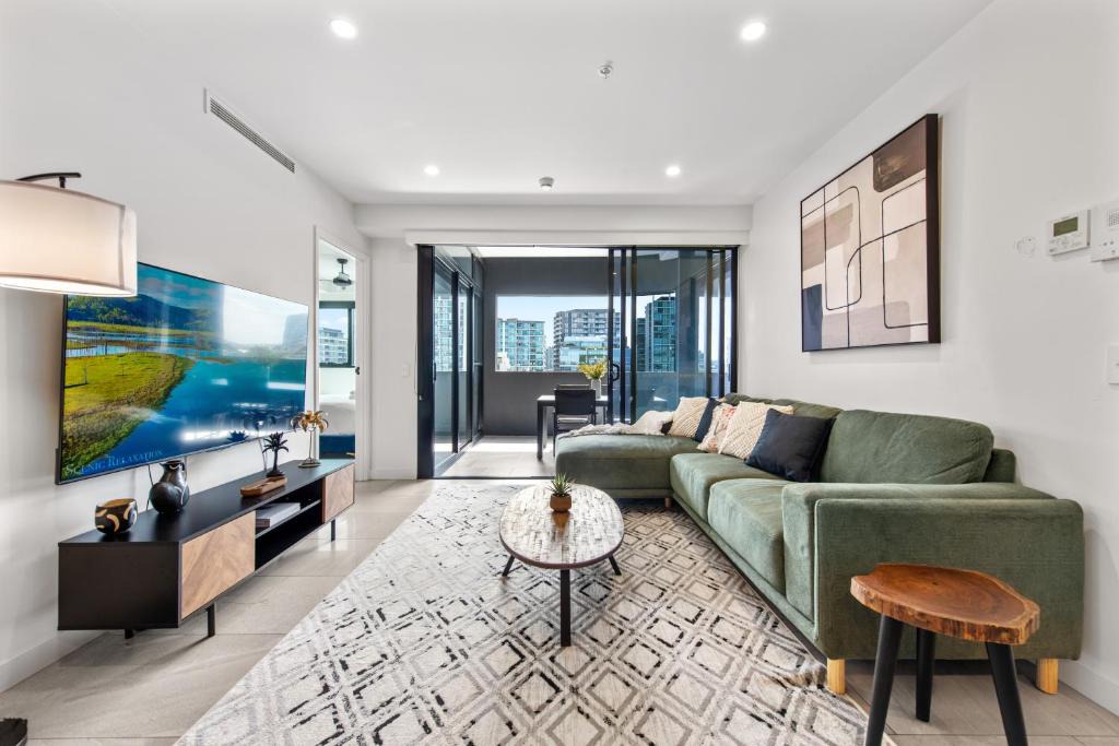 Newstead Apartment | Luxe Newstead Pad with 65-inch TV, Balcony, Pool and Gym