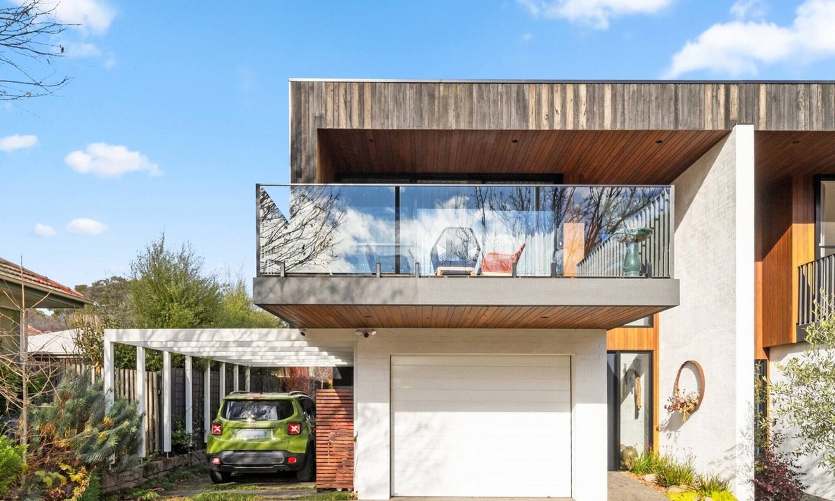 Ainslie Apartment | Luxurious 2-Bed: Pool, Lift, Dining