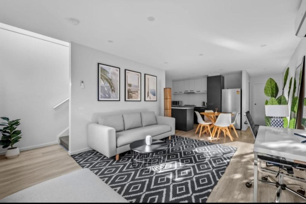 Hadfield House | Luxurious 3- Bedroom Retreat