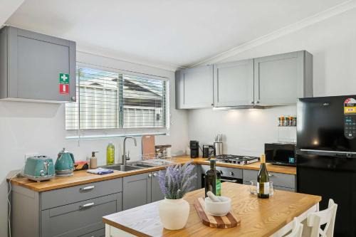 City Centre House | Luxury 2BR Beachside Stay - 2 Parking