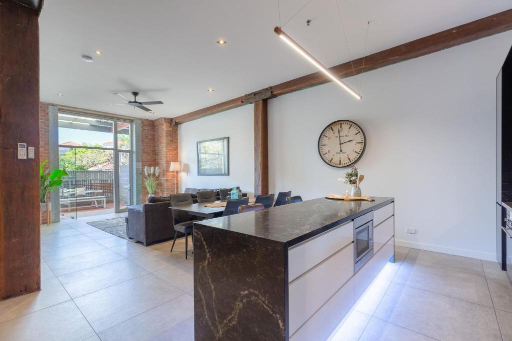 Teneriffe Apartment | Luxury 3 brm 2 bath Woolstore apt with Courtyard