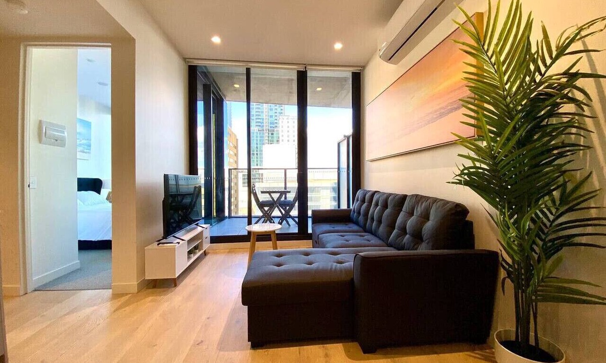 Adelaide Central Business District Apartment | Luxury CBD Beach Vibes-Queen Bed-Gym-BBQ