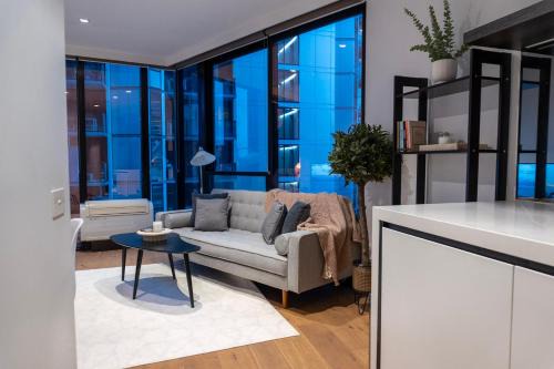 Docklands Apartment | Luxury CBD LaTrobe Retreat 1BR Apt w Pool & Gym