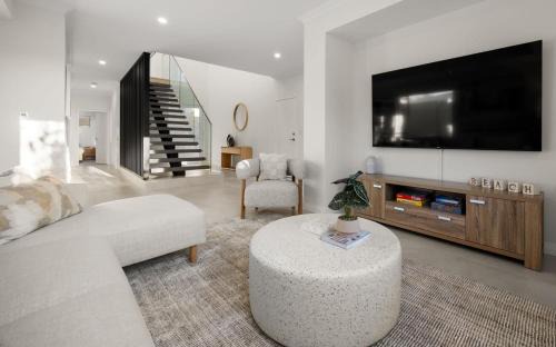 Ocean Reef House | Luxury Coastal Escape-Ocean Views Walk to Beach