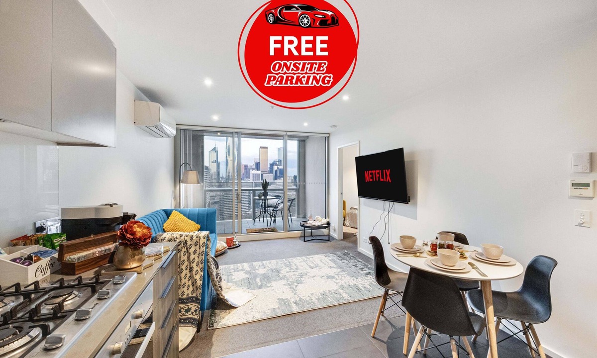 Docklands Apartment | Luxury Docklands Apartment | City Views, Pool, Gym, Free Parking
