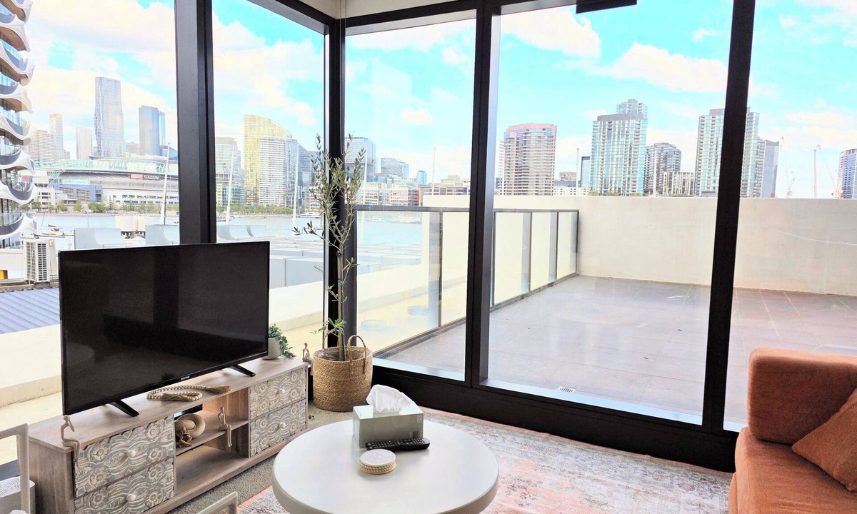 Docklands Apartment | Luxury Marina Tower Stay | Waterfront & City Views