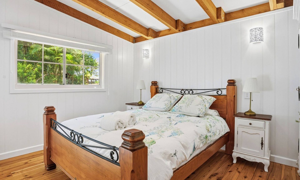 Springbrook House | Luxury Romantic Rainforest Cottage, waterfall area, firepit, fireplace.