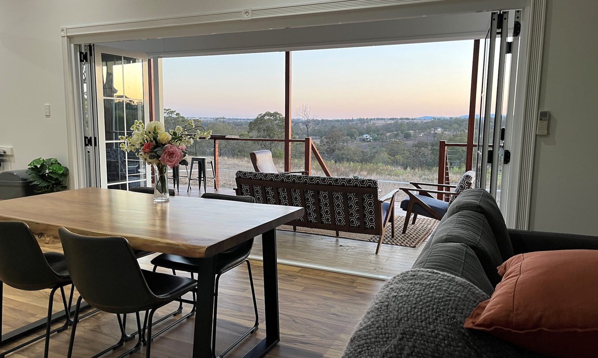 Ellesmere Cottage | Luxury Rustic Country Retreat Stunning Views for Families