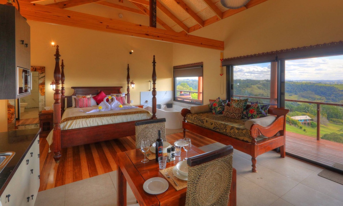 Balmoral Ridge House | Luxury self-contained villa with double bed, double spa, fireplace, and kitchen.