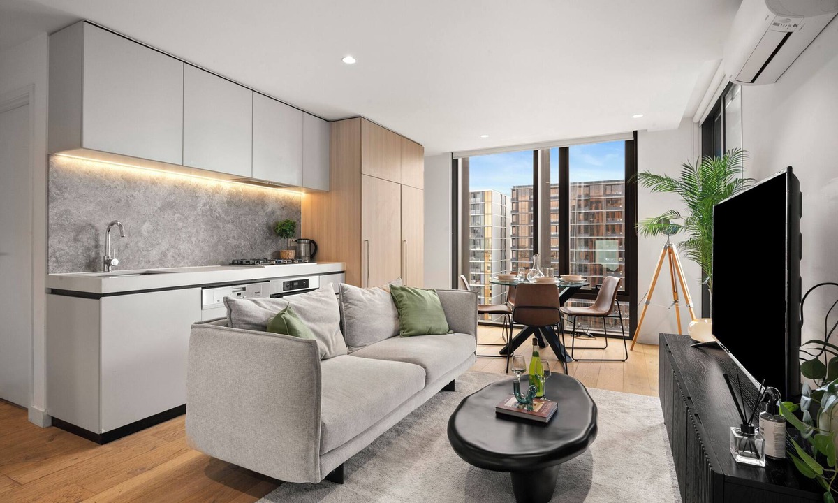 South Melbourne Apartment | Luxury Sky High Apartment with Pool Gym & Parking