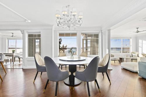 Toukley House | Luxury Waterfront Holiday Home