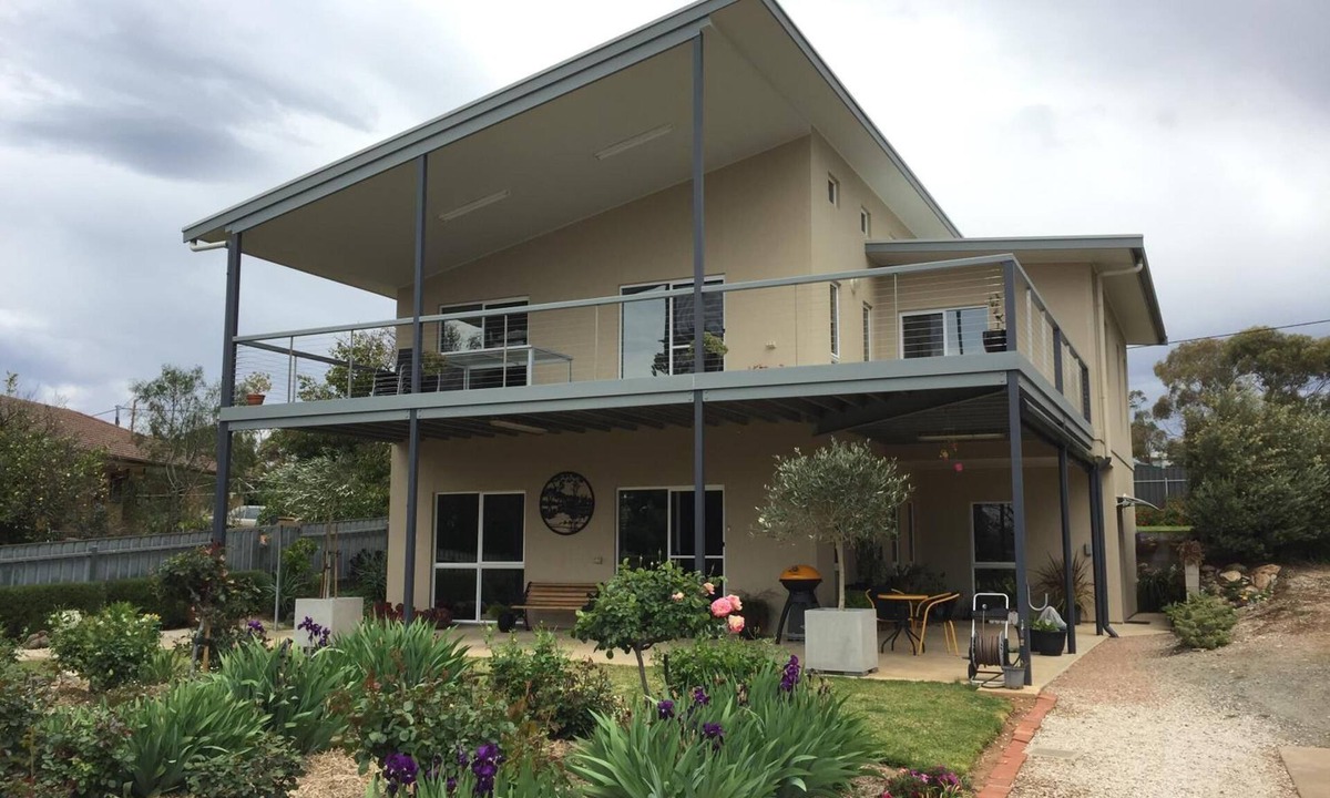 Upper Wakefield Bed & Breakfast | Lyreen's Apartment B&B