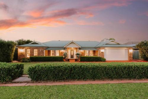 Central Mudgee House | Macquarie Manor - Experience Grand Country Living
