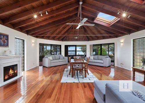 Mannering Park House | Mannering Lake House