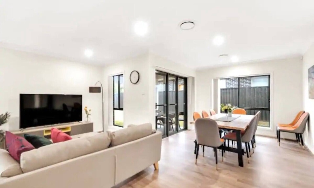 Sydney House | Maraylya Affordable Modern 7 Br Home + Parking