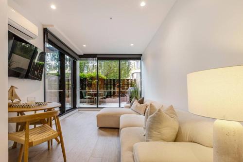 Port Melbourne Apartment | 'Mariner' Resort-Style Escape Where City meets Coast
