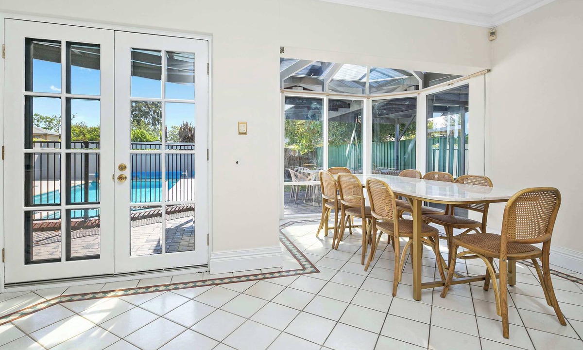 Lower Mitcham House | Marvel in Mitcham - 6 Bedroom, Pool, Luxury