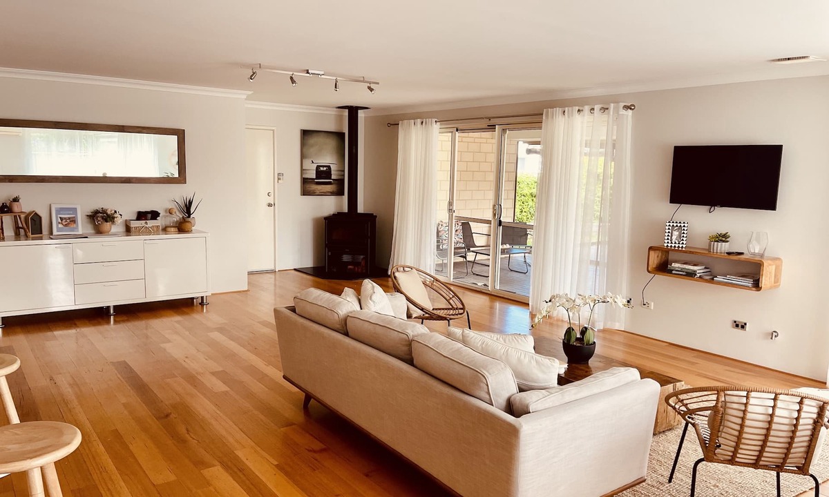 Dunsborough House | May/June Offer! Min 2night stay receive hamper on arrival.5 mins from the beach.
