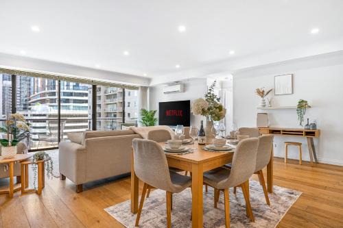 Melbourne Central Business District Apartment | Melbourne City Luxe 3BR - Near MCG & Arts Precinct - Pool, Gym & Free Parking