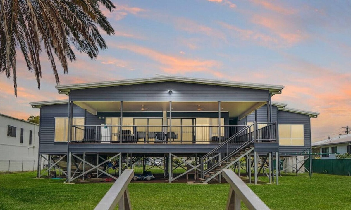 Meldale House | Meldale · Waterfront house Pumicestone passage