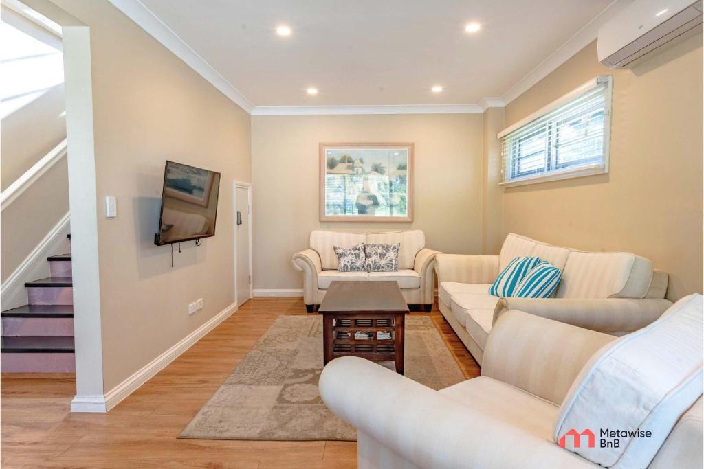 Deception Bay House | MetaWiseBnB Waterfront 3BR Coastal Escape