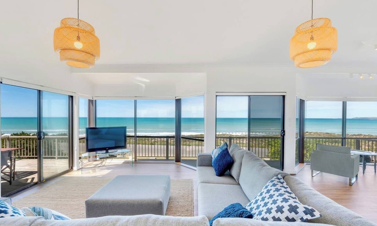 Middleton House | Middleton - Absolute Beachfront - Wi-Fi and Linen Included