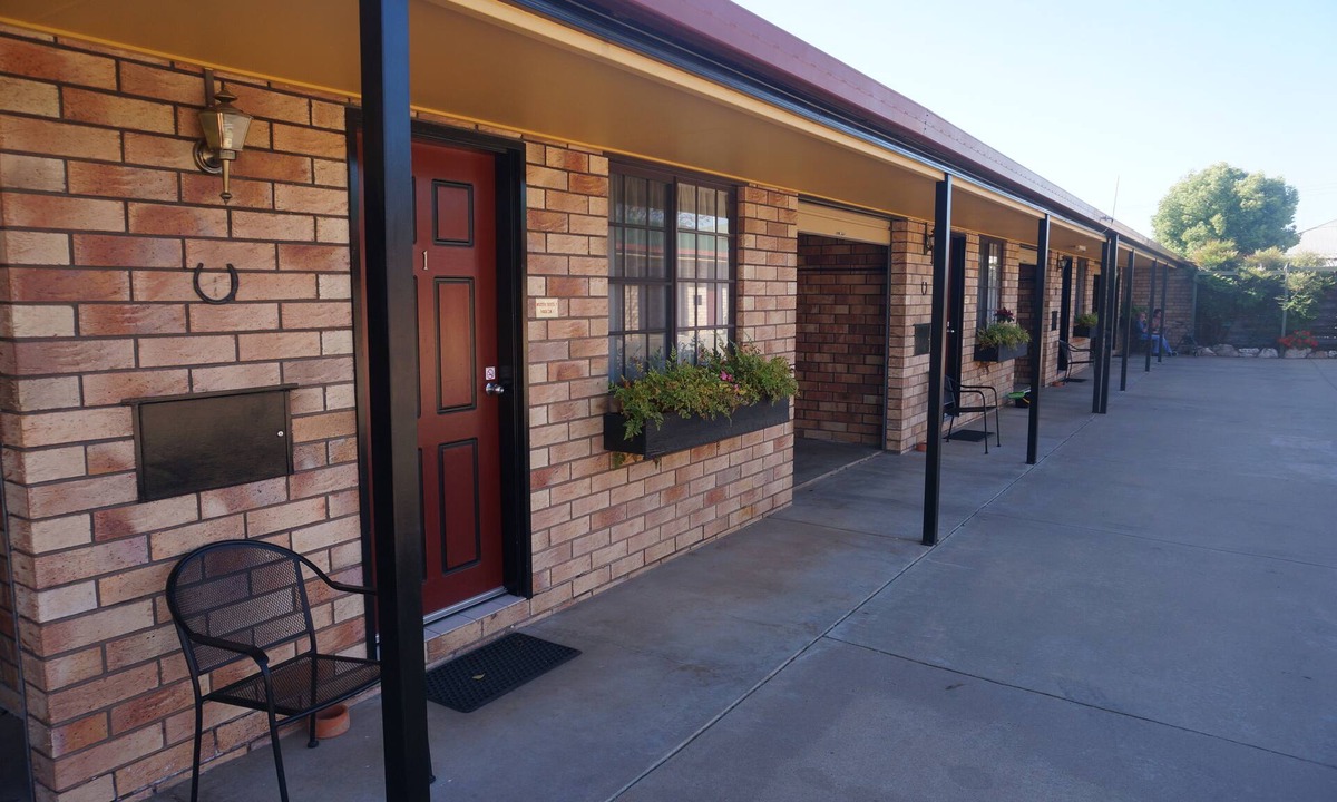 Miles Hotel | Miles Outback Motel