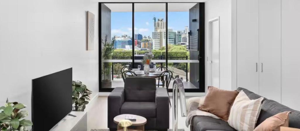 Milton Apartment | Milton Luxe 1Bd with City Views Pool Car Park Balcony Walk to Suncorp