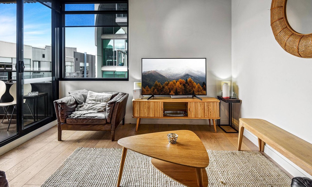 Prahran Apartment | Minimalistic Prahran Apartment with Balcony