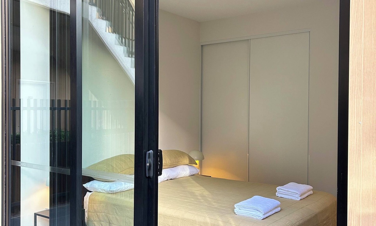 Bruce Apartment | Modern 2 Bed, courtyard apartment near city