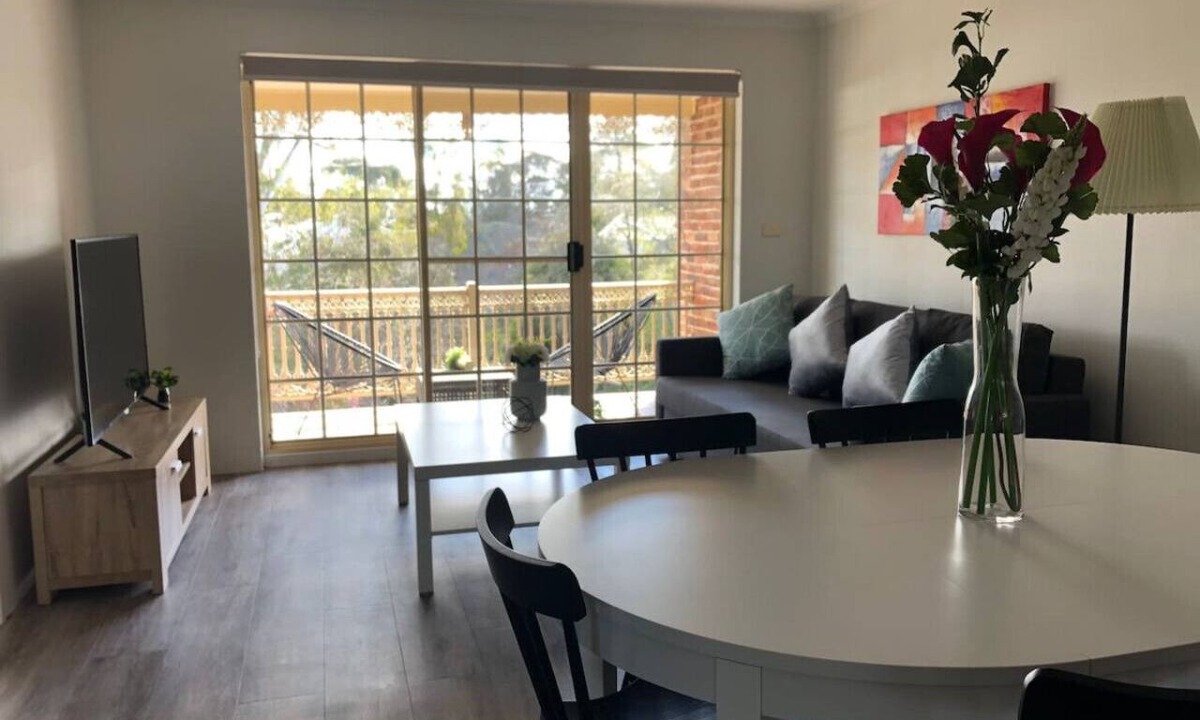 Manuka Apartment | Modern 2BR Apartment/Parking in Griffith