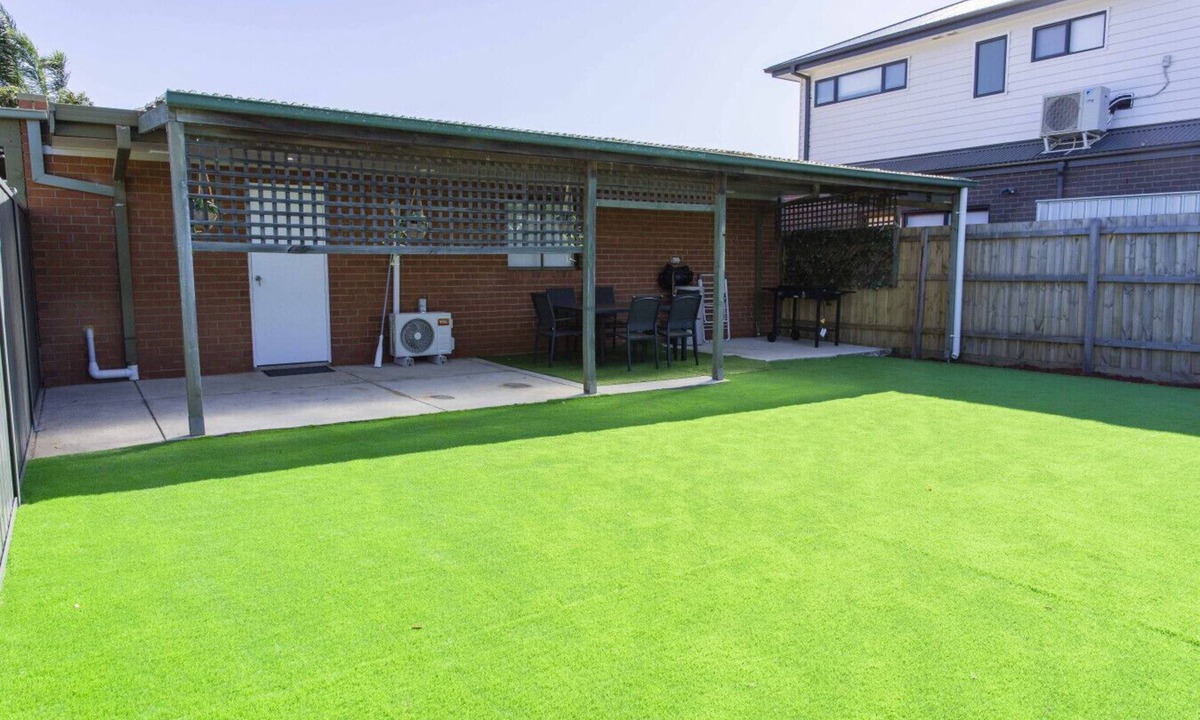 Werribee House | Modern 2BR Guest House in Werribee, BBQ, Backyard & Prime Location