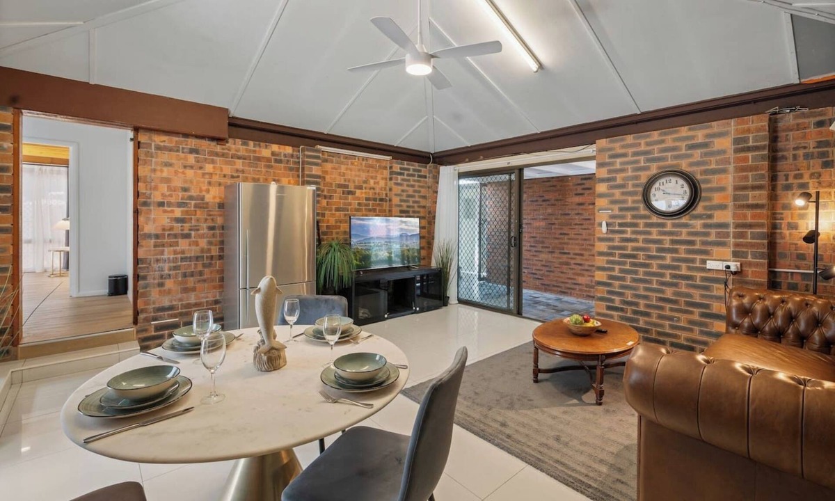 Robertson House | Modern 3-Bedroom Stay | Walk to Shops & Dining