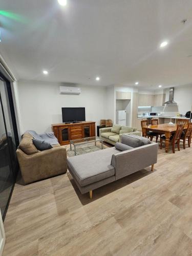 Tarneit House | Modern 4-Bedroom Home in Tarneit